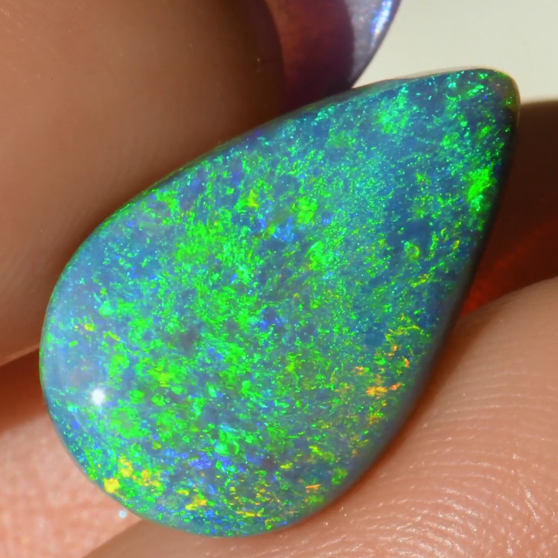 Black Crystal Opal 5.3 ct - sun light