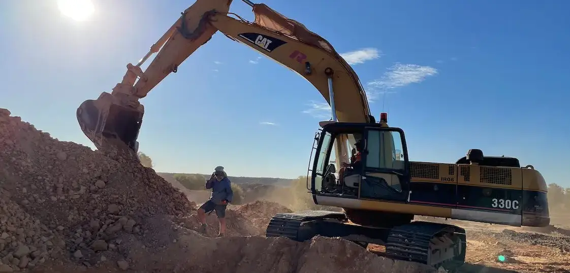 australian-opal-mining-excavator-opal-fields-australia-1