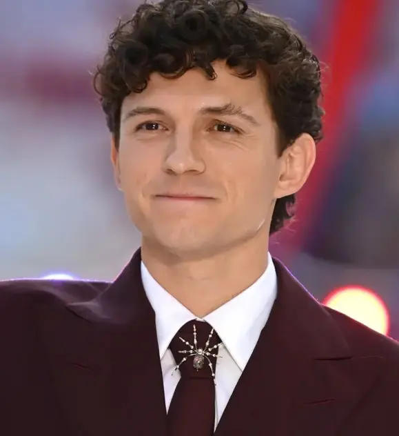 Tom Holland spider brooch pinned to a tie at the London movie premiere